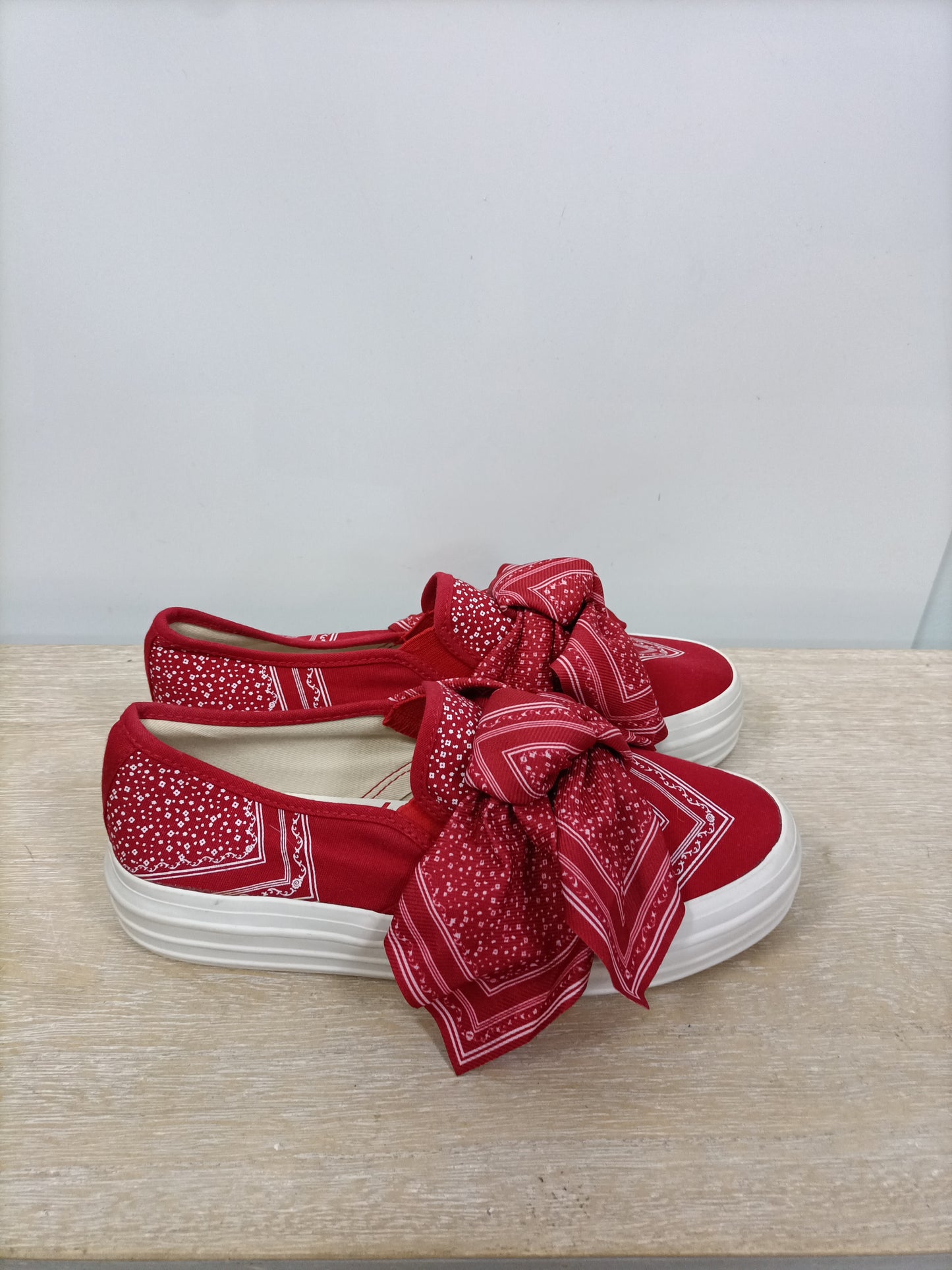 BERSHKA. Zapatillas lona lazada T.37