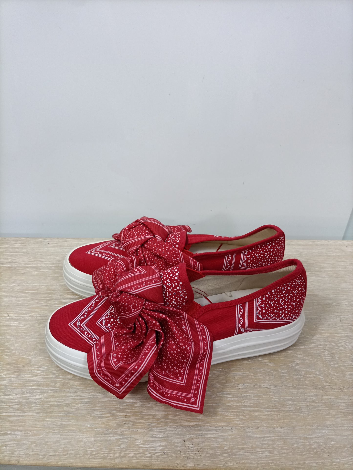 BERSHKA. Zapatillas lona lazada T.37