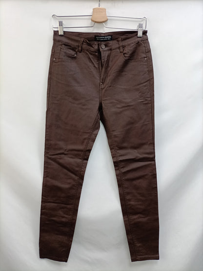STRADIVARIUS. Pantalón encerado marrón T.40