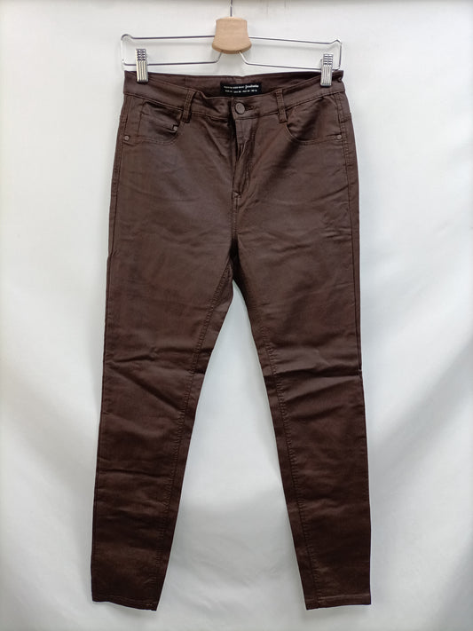 STRADIVARIUS. Pantalón encerado marrón T.40