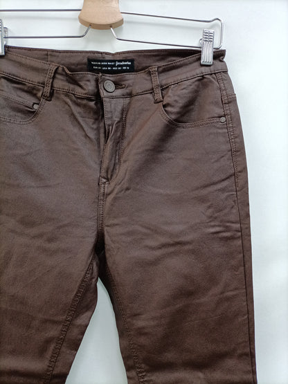 STRADIVARIUS. Pantalón encerado marrón T.40