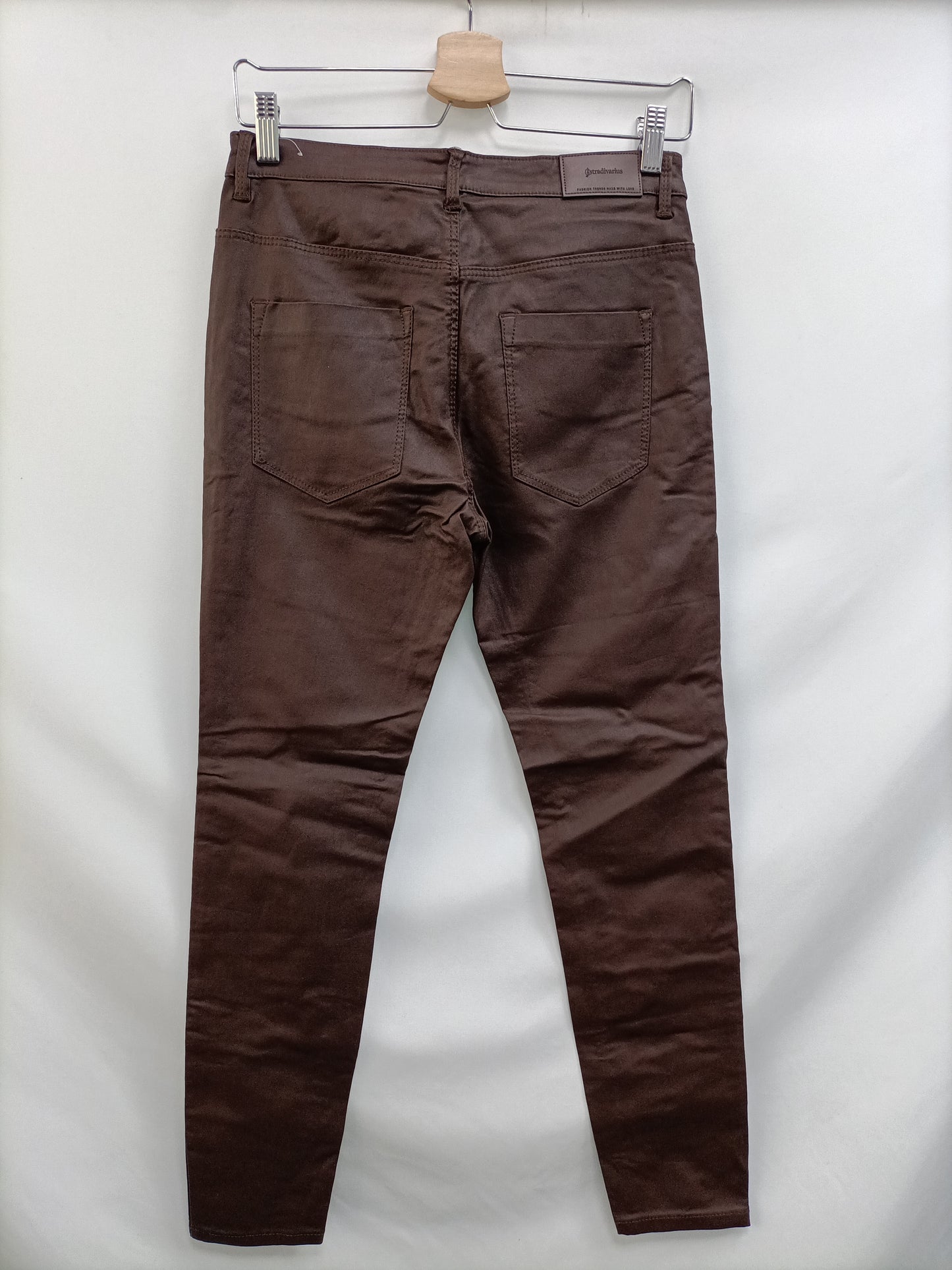 STRADIVARIUS. Pantalón encerado marrón T.40