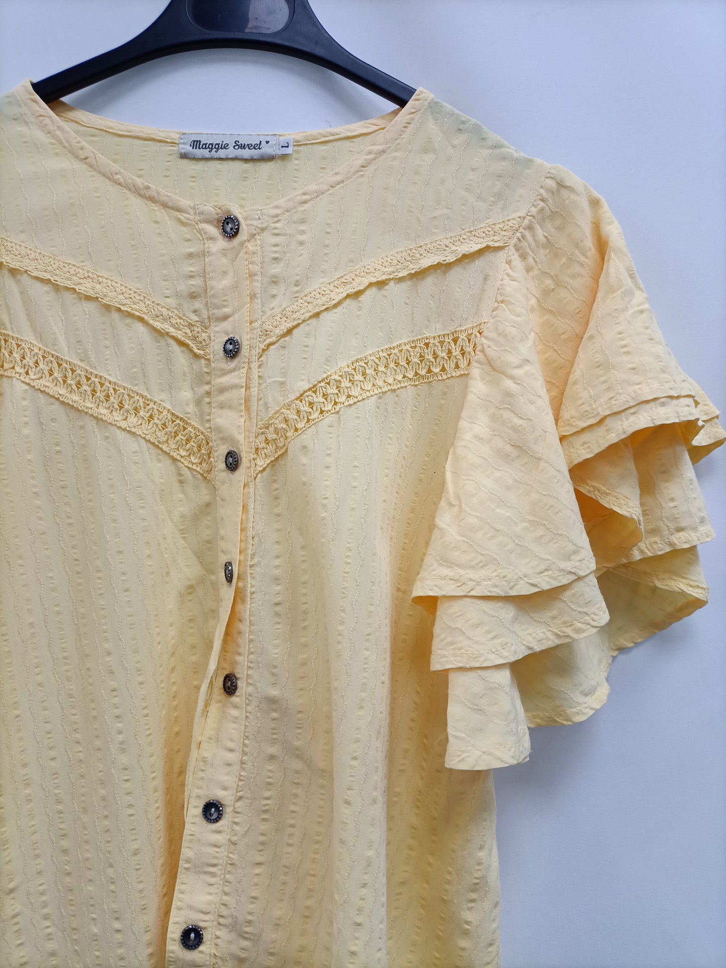 MAGGIE SWEET. Yellow blouse with ruffles Tl