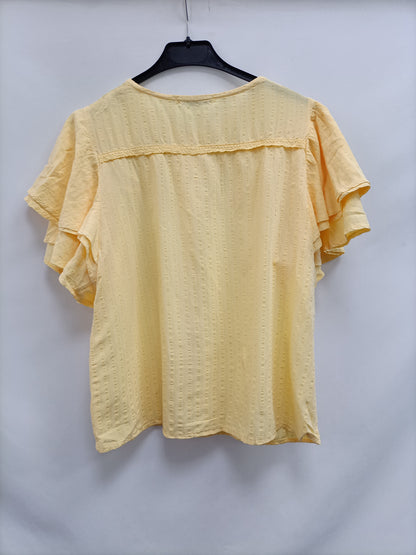 MAGGIE SWEET. Yellow blouse with ruffles Tl