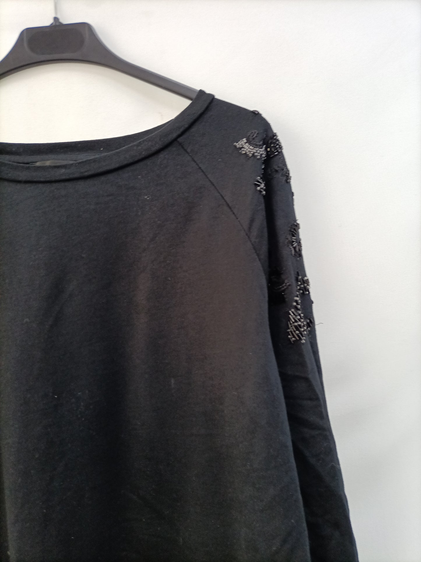 MANGO. Sudadera negra abalorios T.m