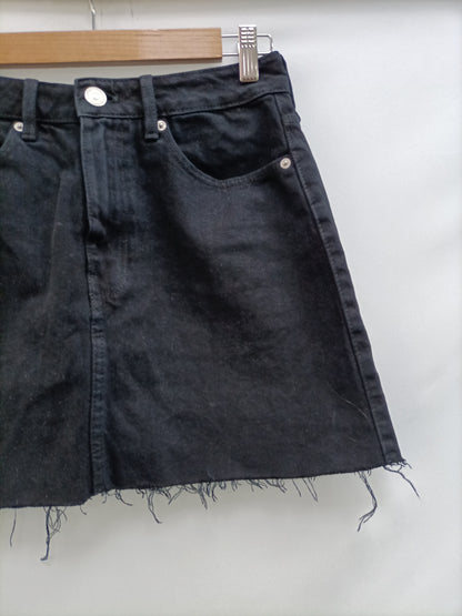 ZARA. Falda vaquera negra T.s