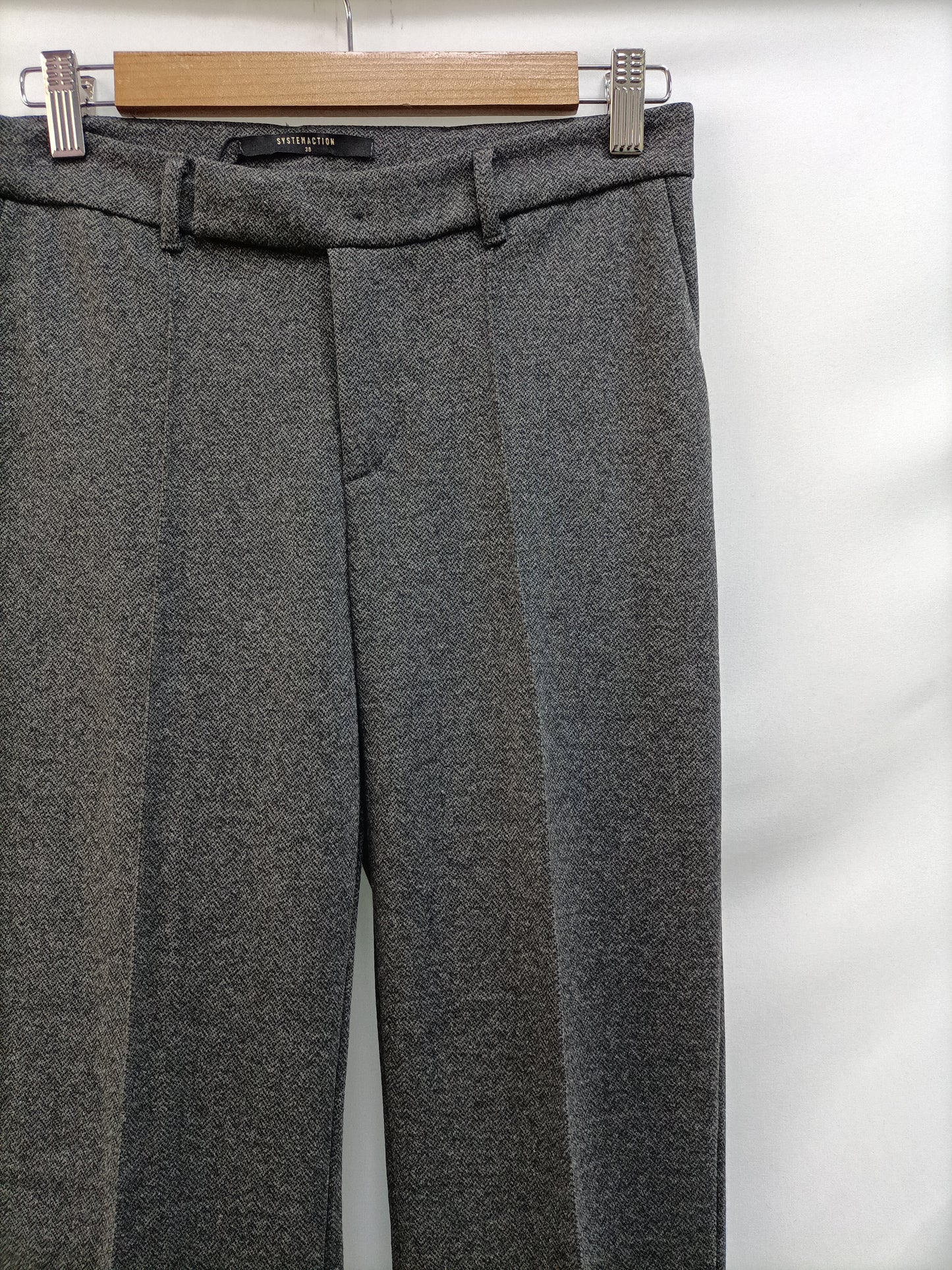 SYSTEMACTION. Pantalón gris espiga T.38