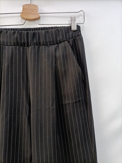 OTHERS. Black Ts striped pants