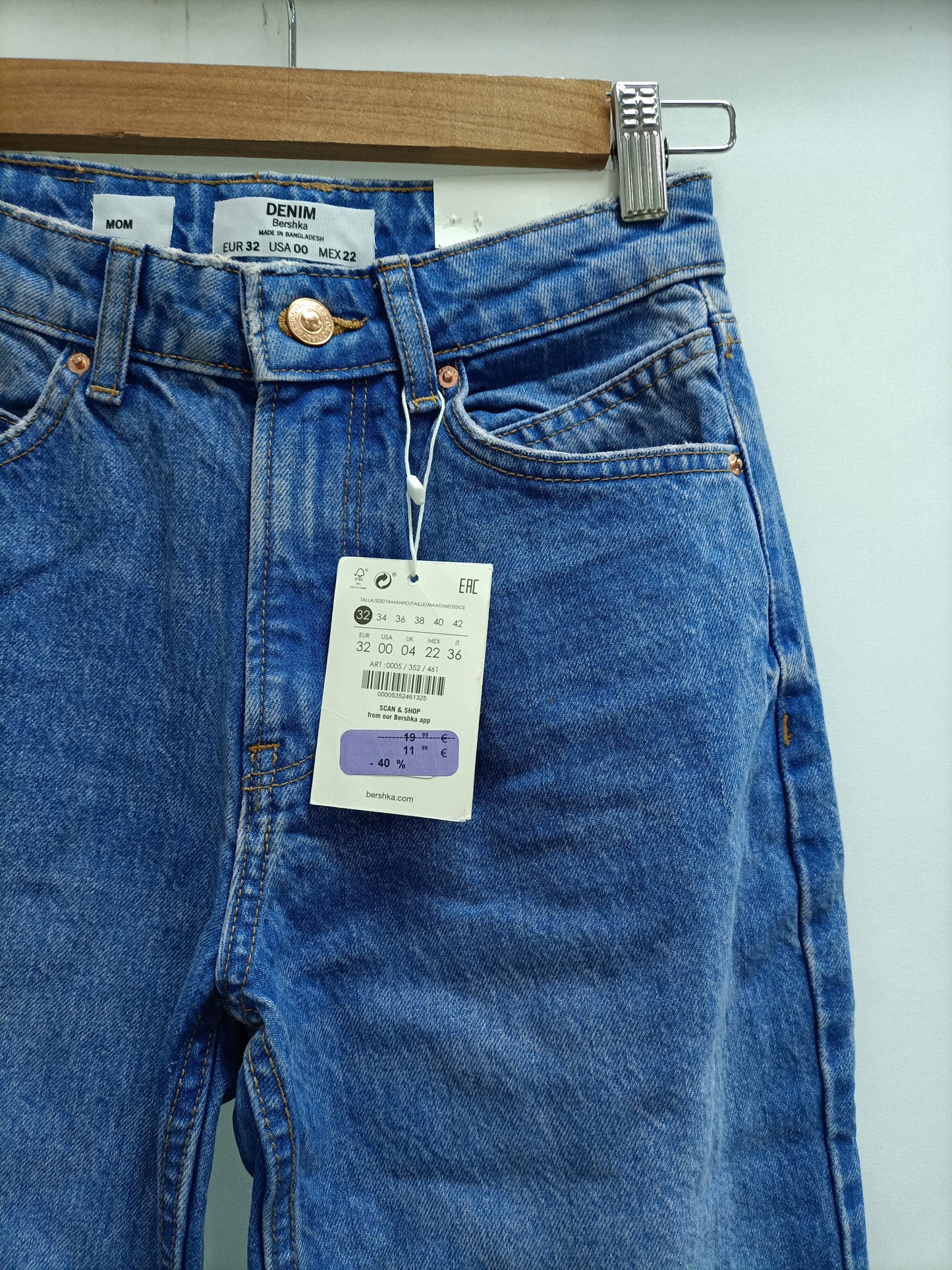 BERSHKA. Pantalón monfit T.32