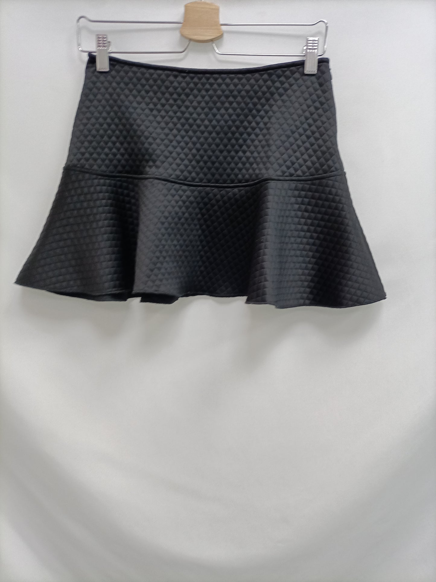 OTRAS. Falda negra textura Tu(s)