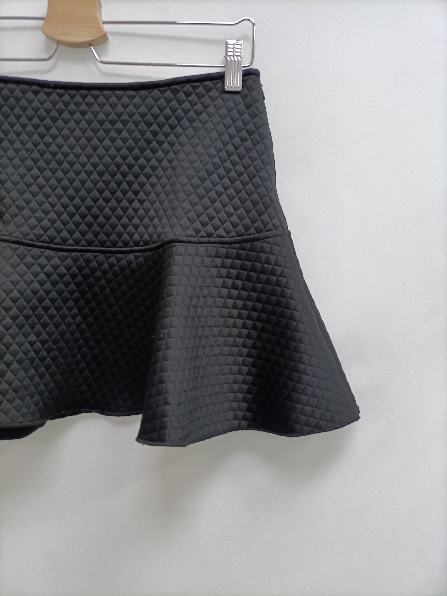 OTRAS. Falda negra textura Tu(s)