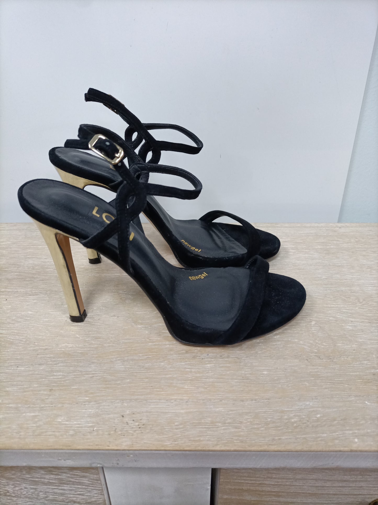 LODI. Sandalia negra tacón T.38