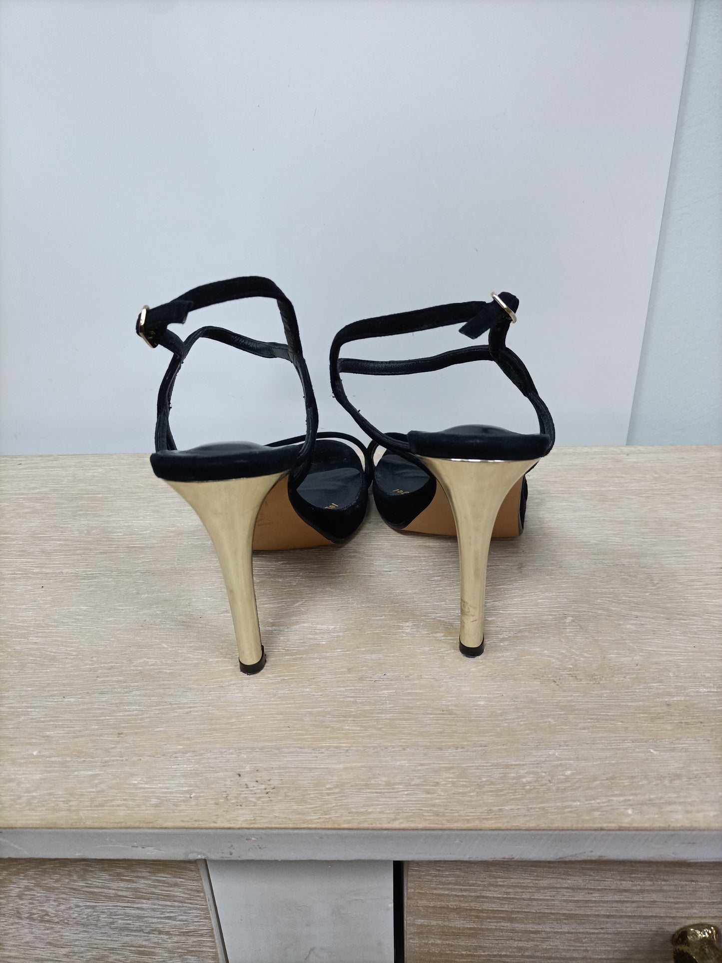 LODI. Sandalia negra tacón T.38