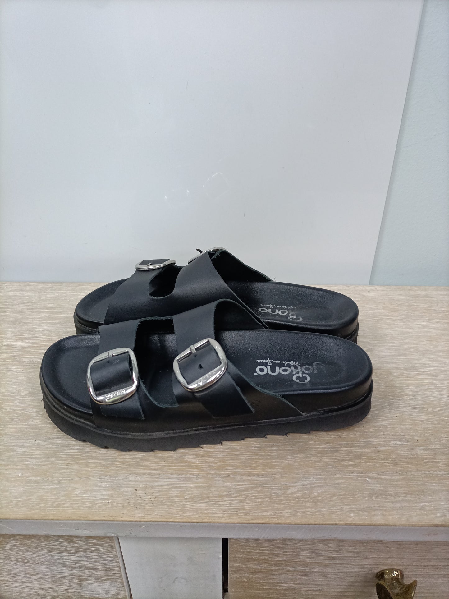 YOKONO. Sandalias hebillas T.38