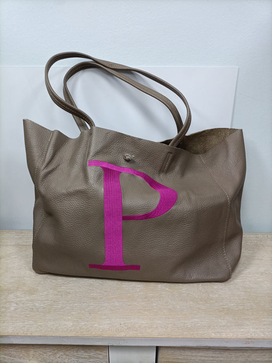 OTRAS. Bolso piel con inicial