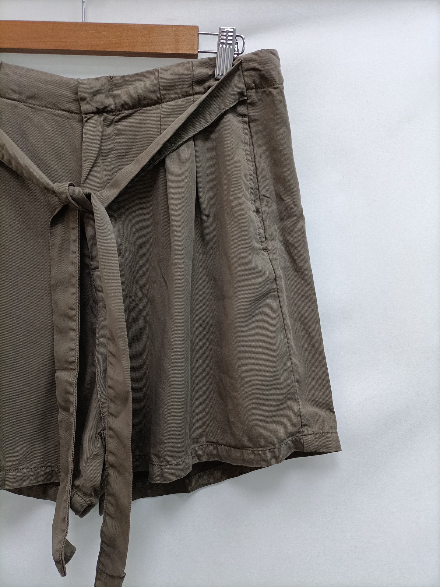 VERO MODA. Shorts verde Fluido T.l