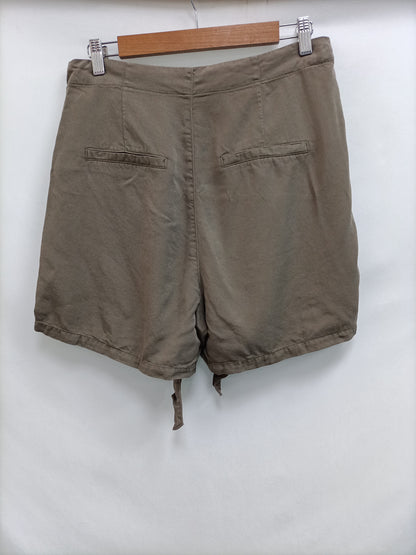 VERO MODA. Shorts verde Fluido T.l