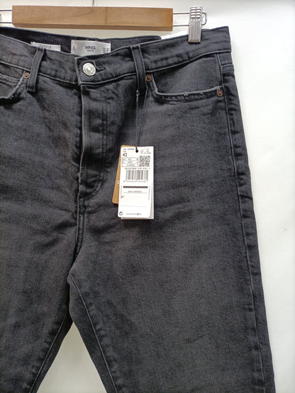 MANGO.  Pantalón negro denim  T42