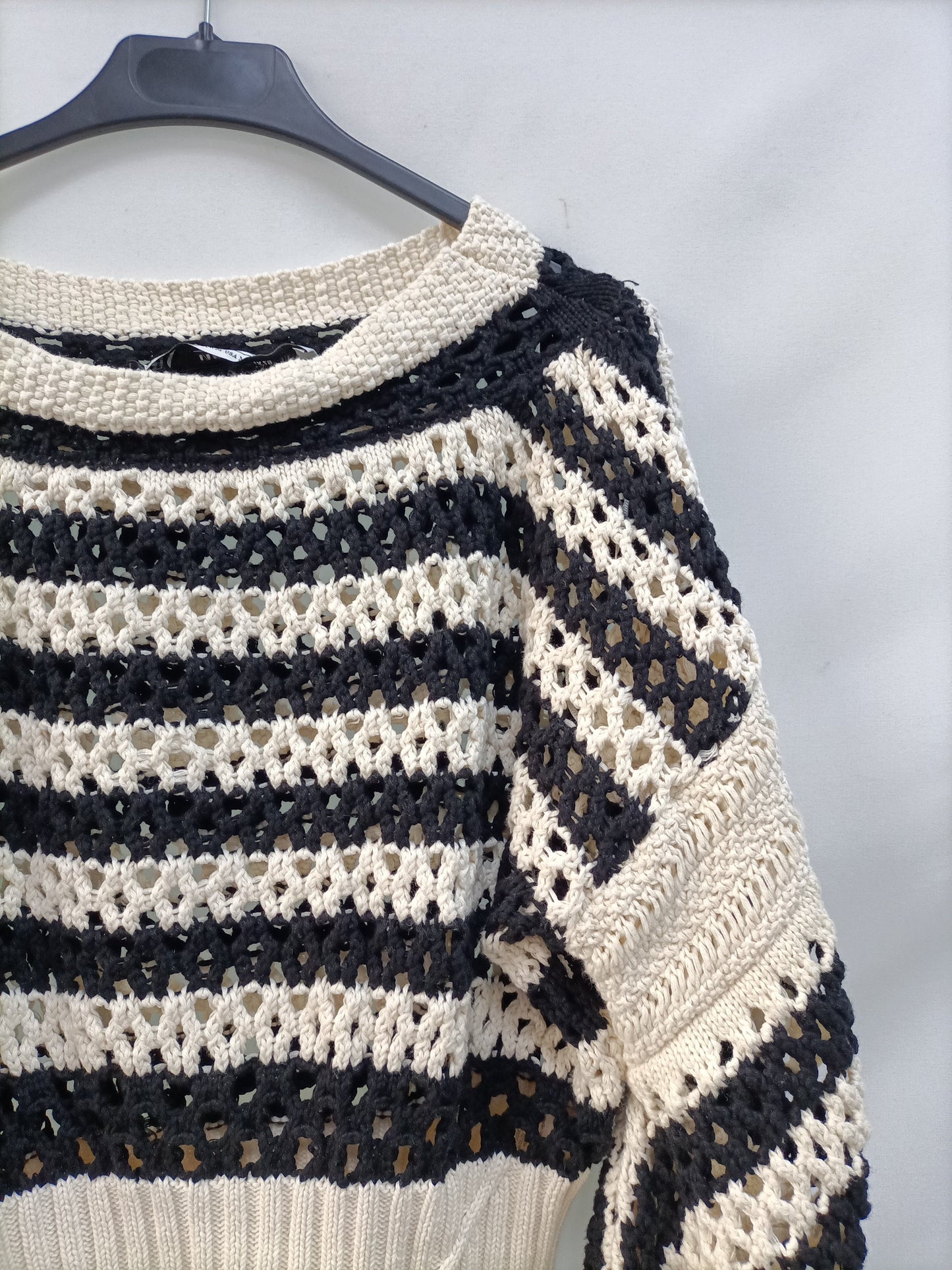 ZARA.Jersey cortito croché T.M