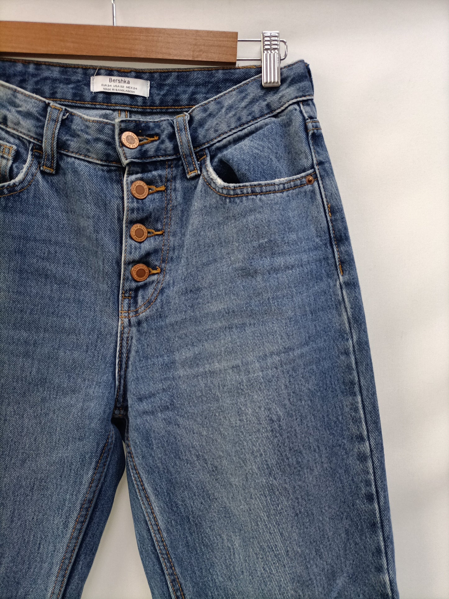 BERSHKA.Pantalones rectos clásicos T.34