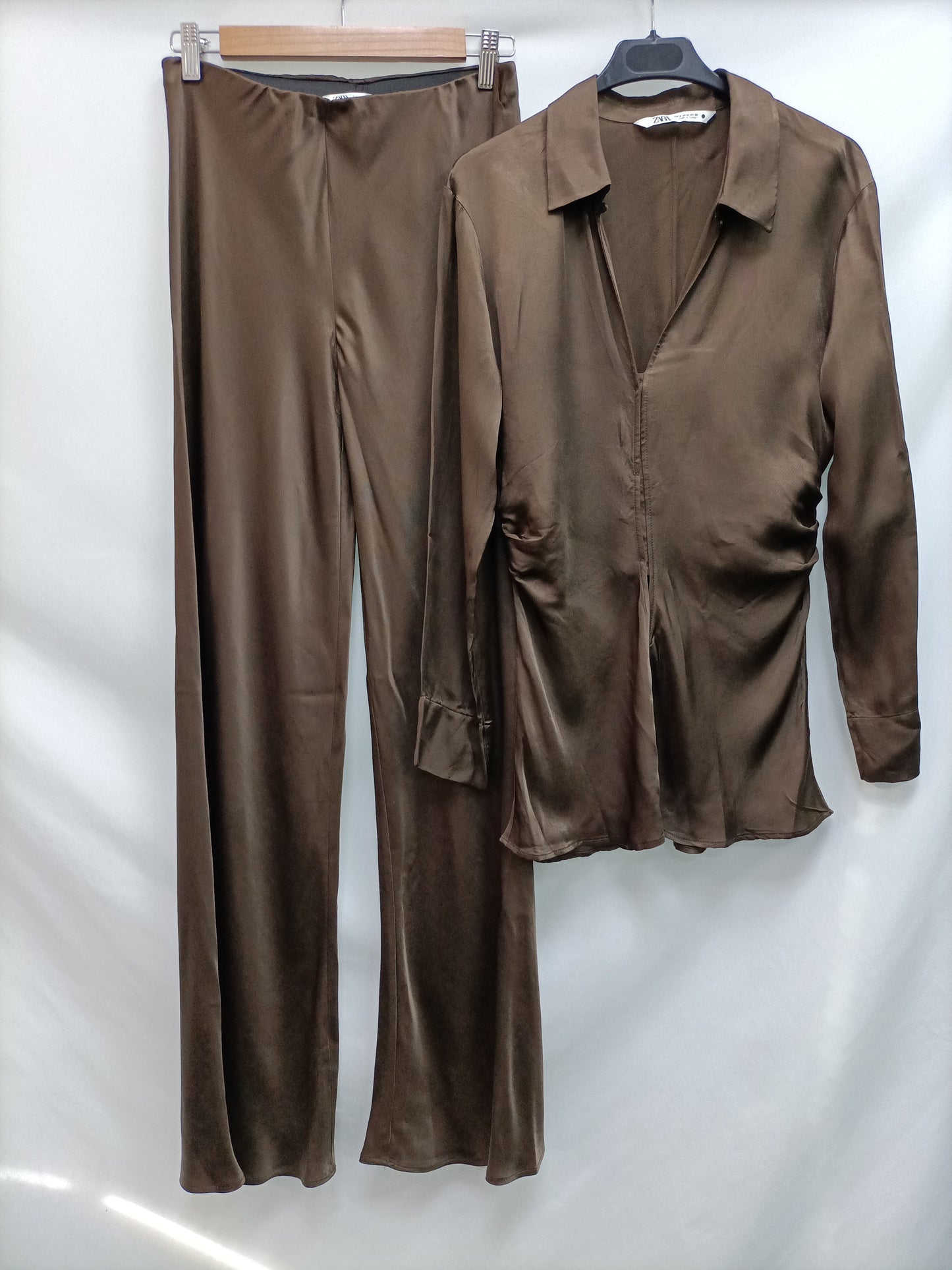 ZARA.Pantalones marrones satinados T.XS