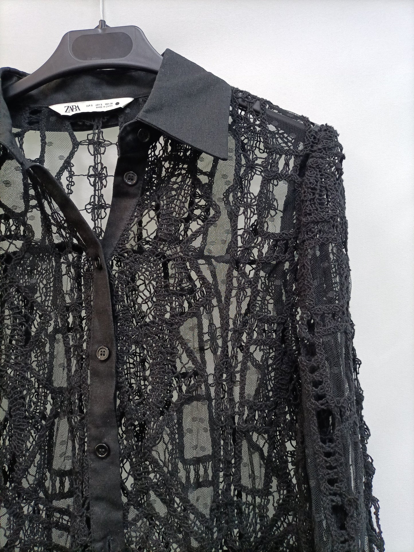 ZARA.Camisa negra croché T.S