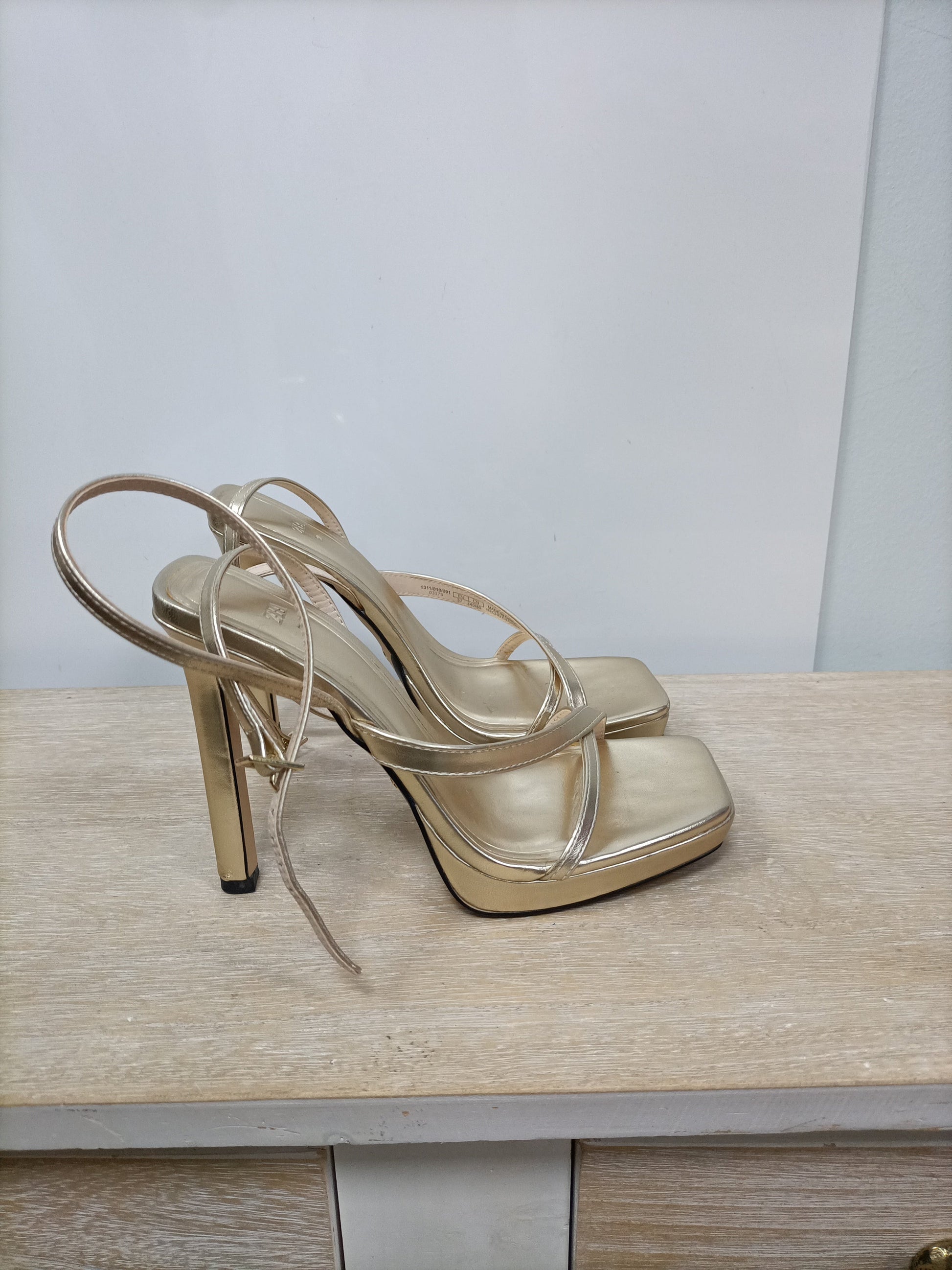 Zapatos Dorados Sandalias De Tacon Doradas Zara Calzado Zara
