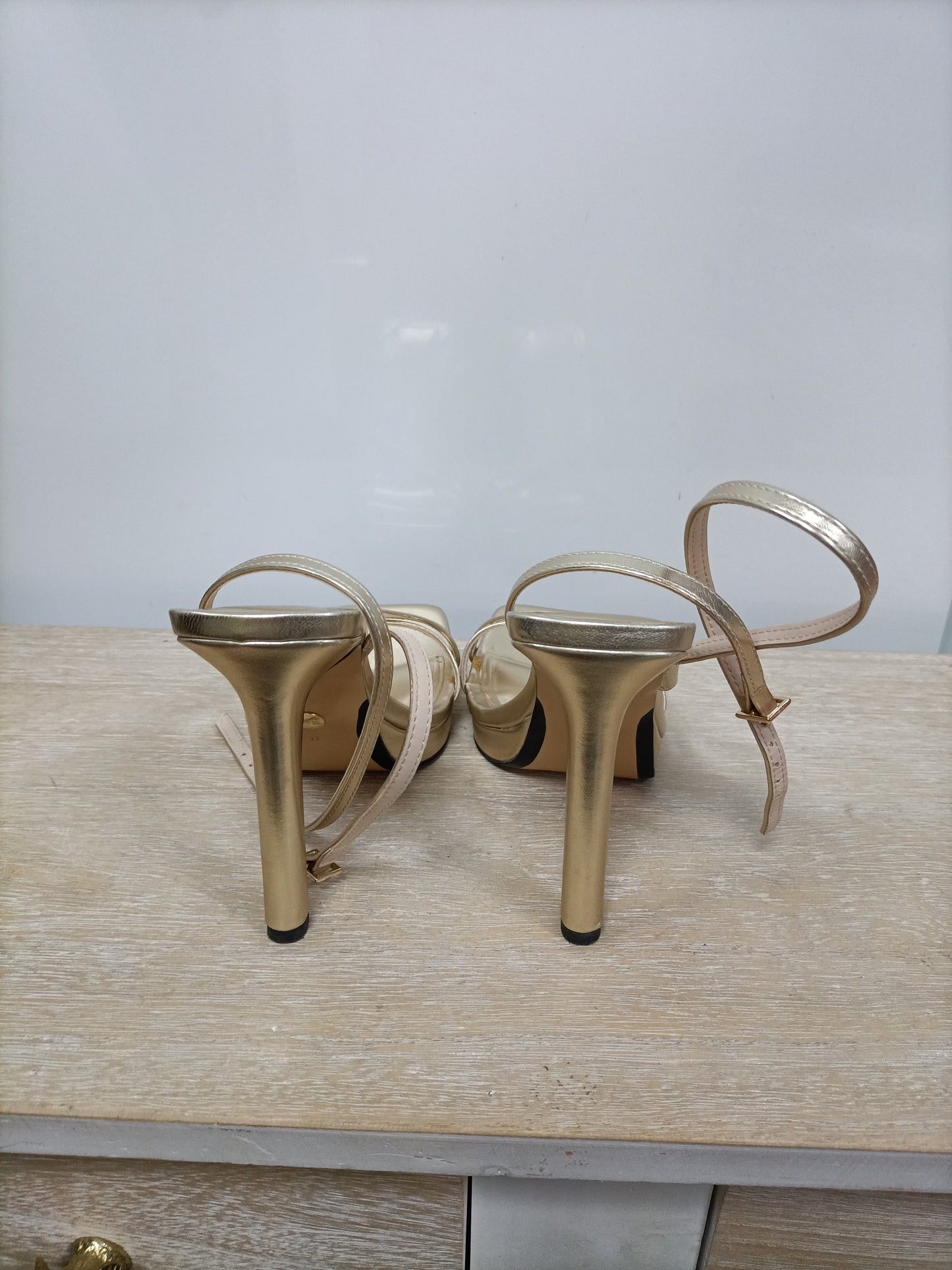 ZARA.Sandalias de tacón doradas T.37