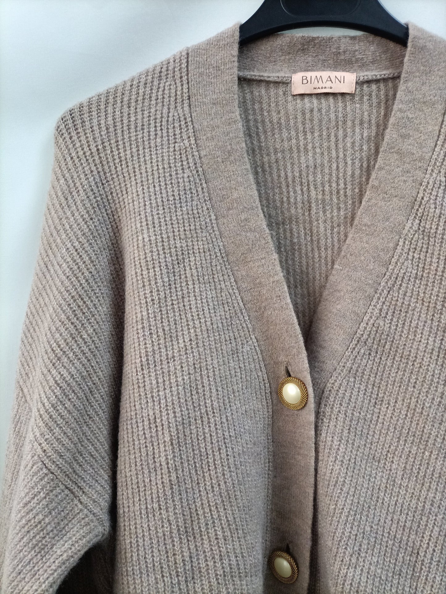 BIMANI. Beige cardigan with Ts buttons