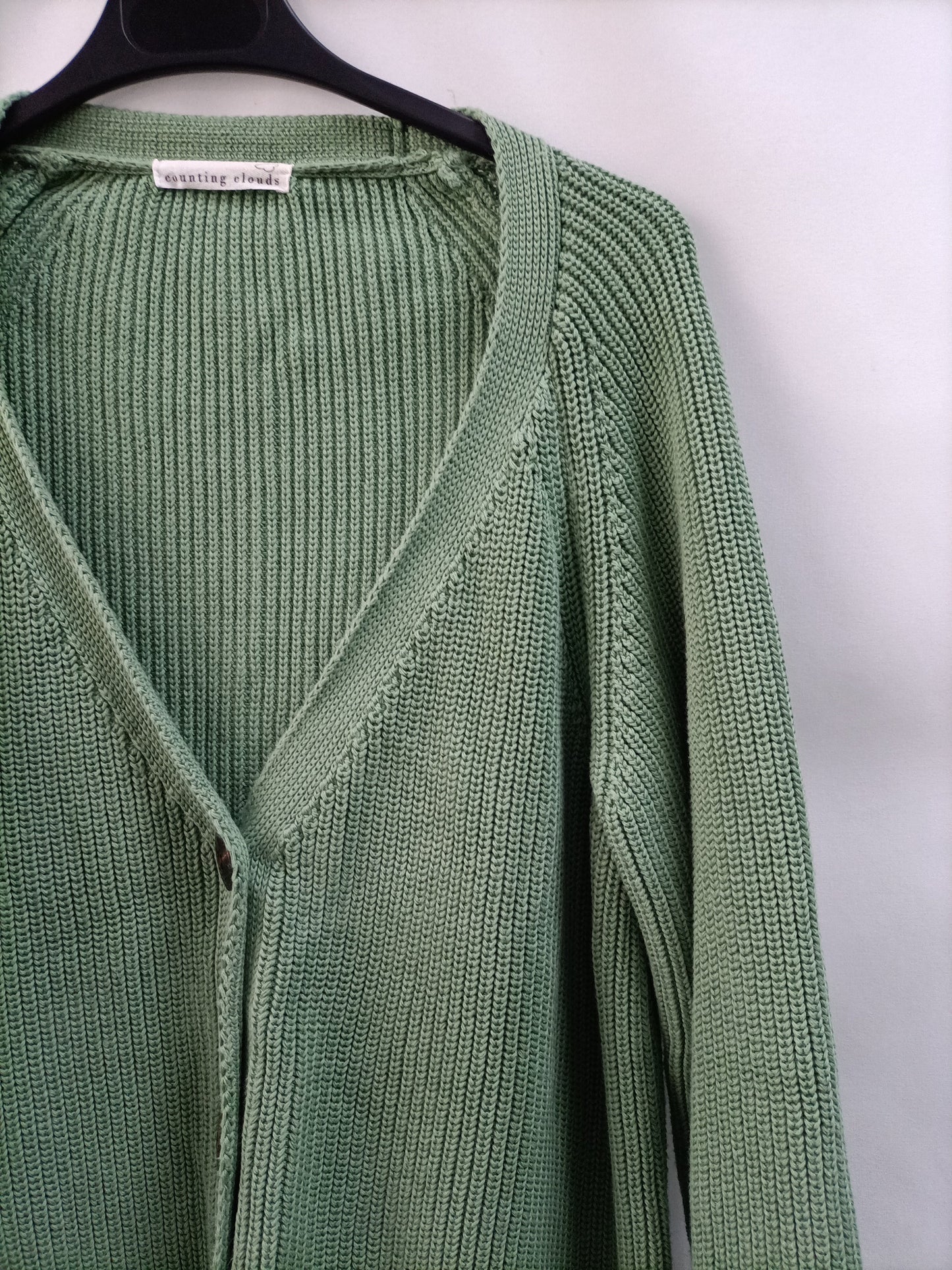 COUNTING CLOUDS. Green cardigan Tu(m)