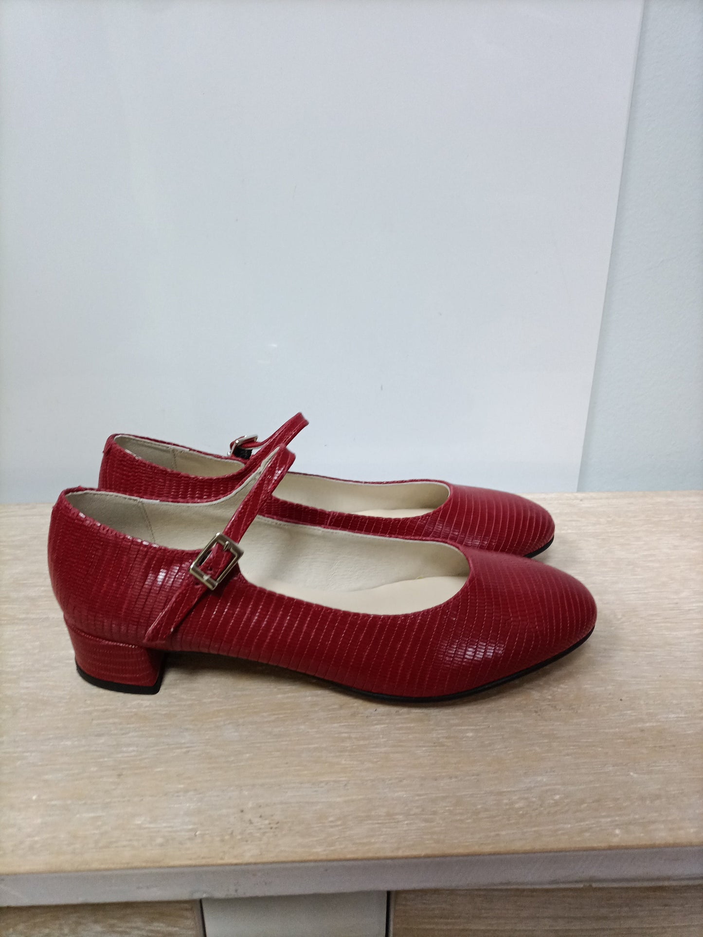 MARDECLEO. Bailarina piel roja