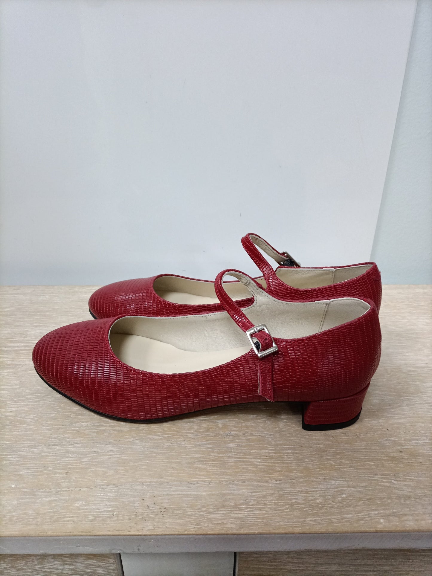 MARDECLEO. Bailarina piel roja