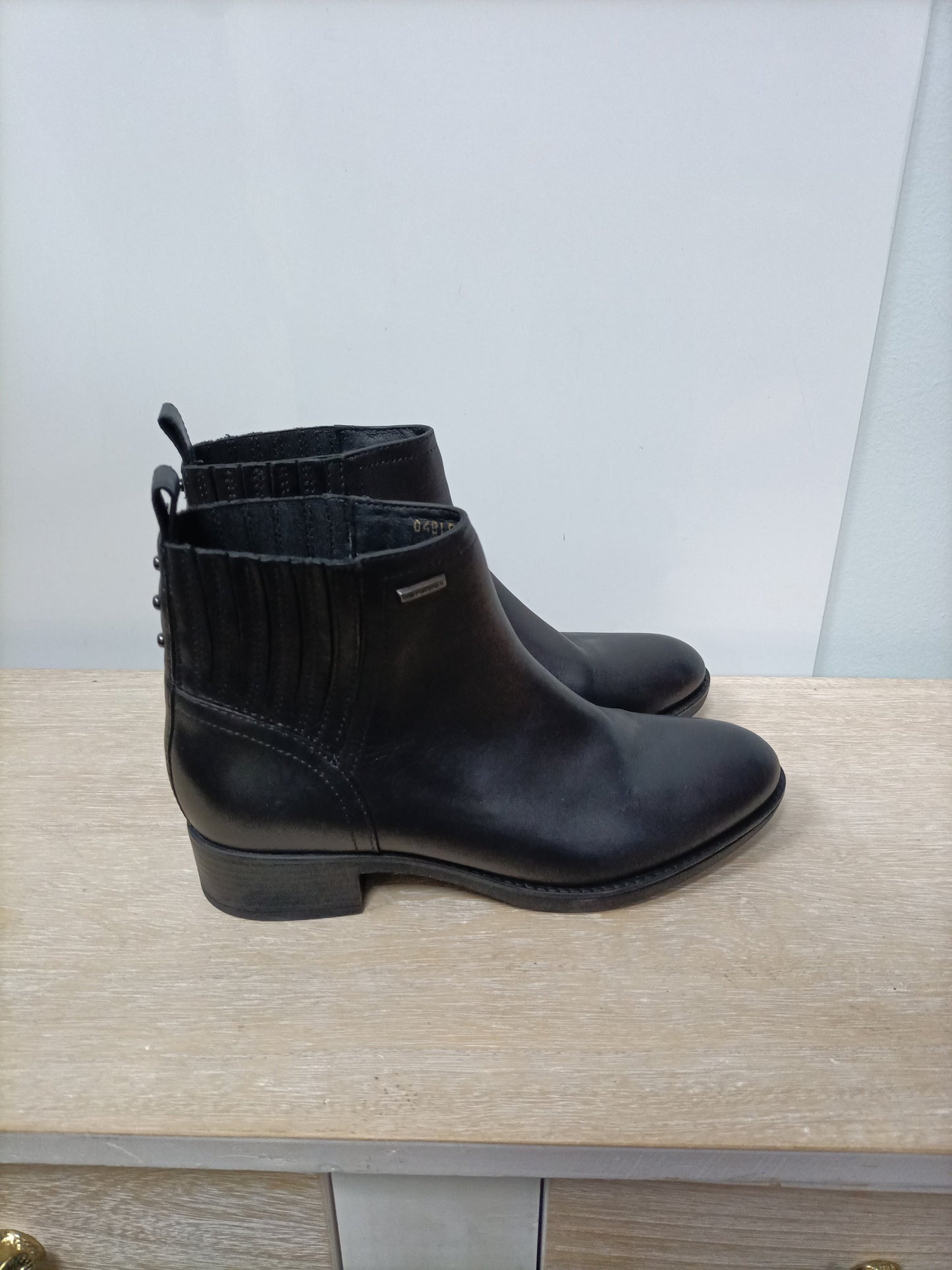 GEOX. Botines negros piel T.37