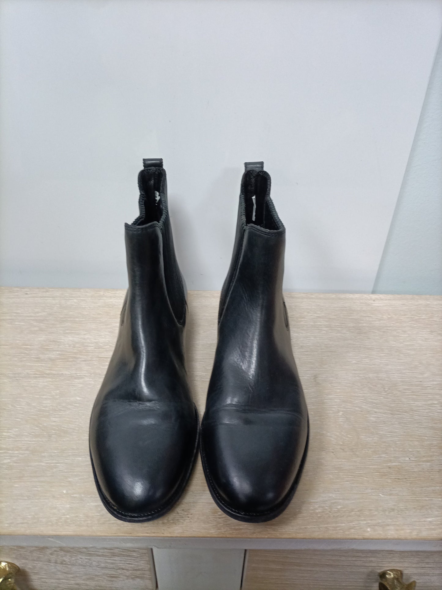 UGG. Botines negros piel T.38