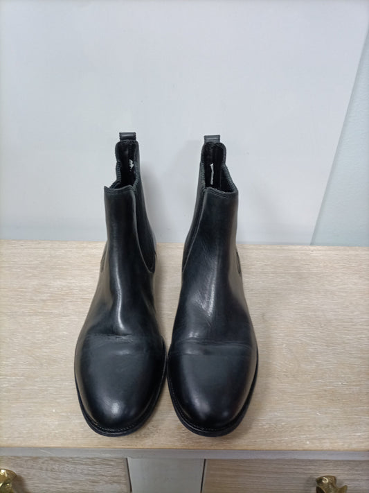 UGG. Botines negros piel T.38