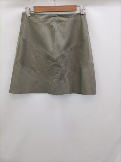 ZARA. Textured green skirt T.xs (tara)