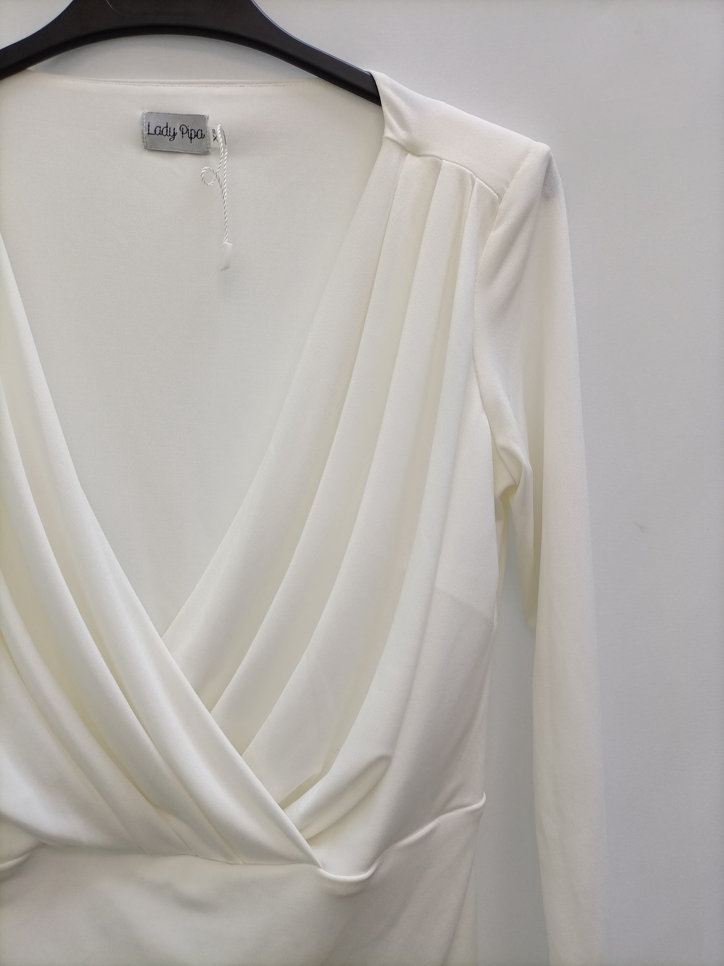 MarketLADY PIPA. T.xs crossed white top