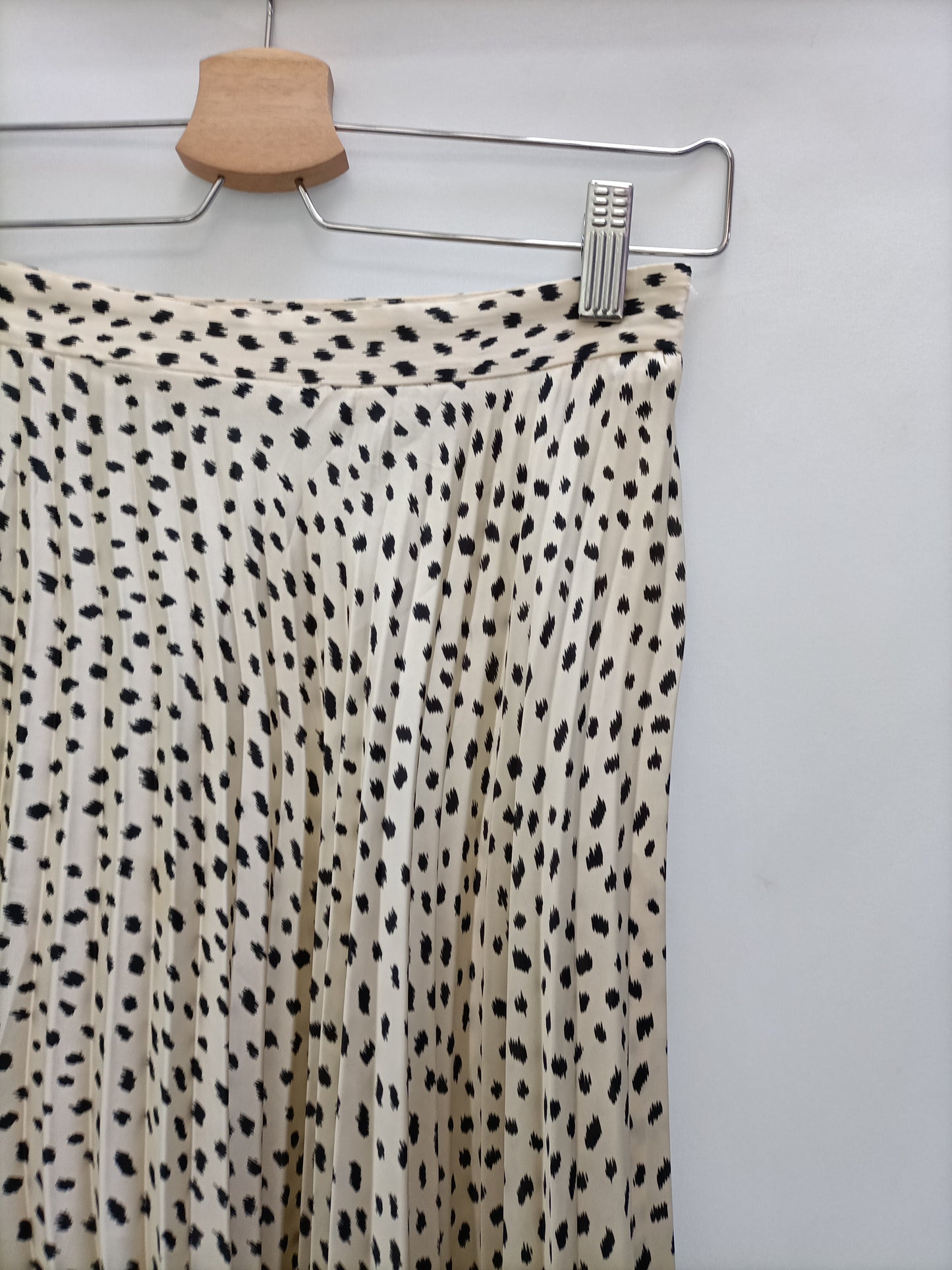 ZARA. Beige pleated skirt T.xs