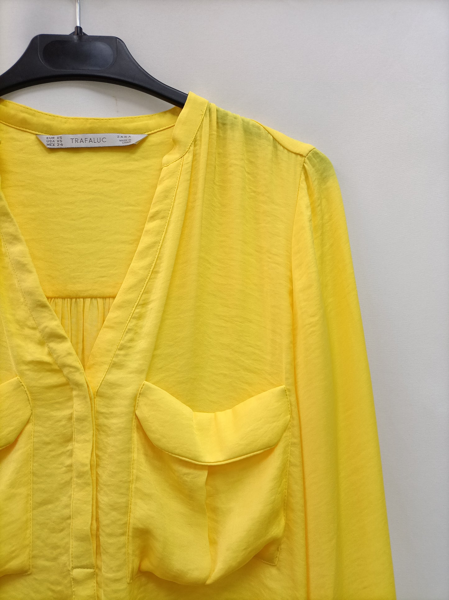 ZARA. Yellow blouse with pockets T.xs