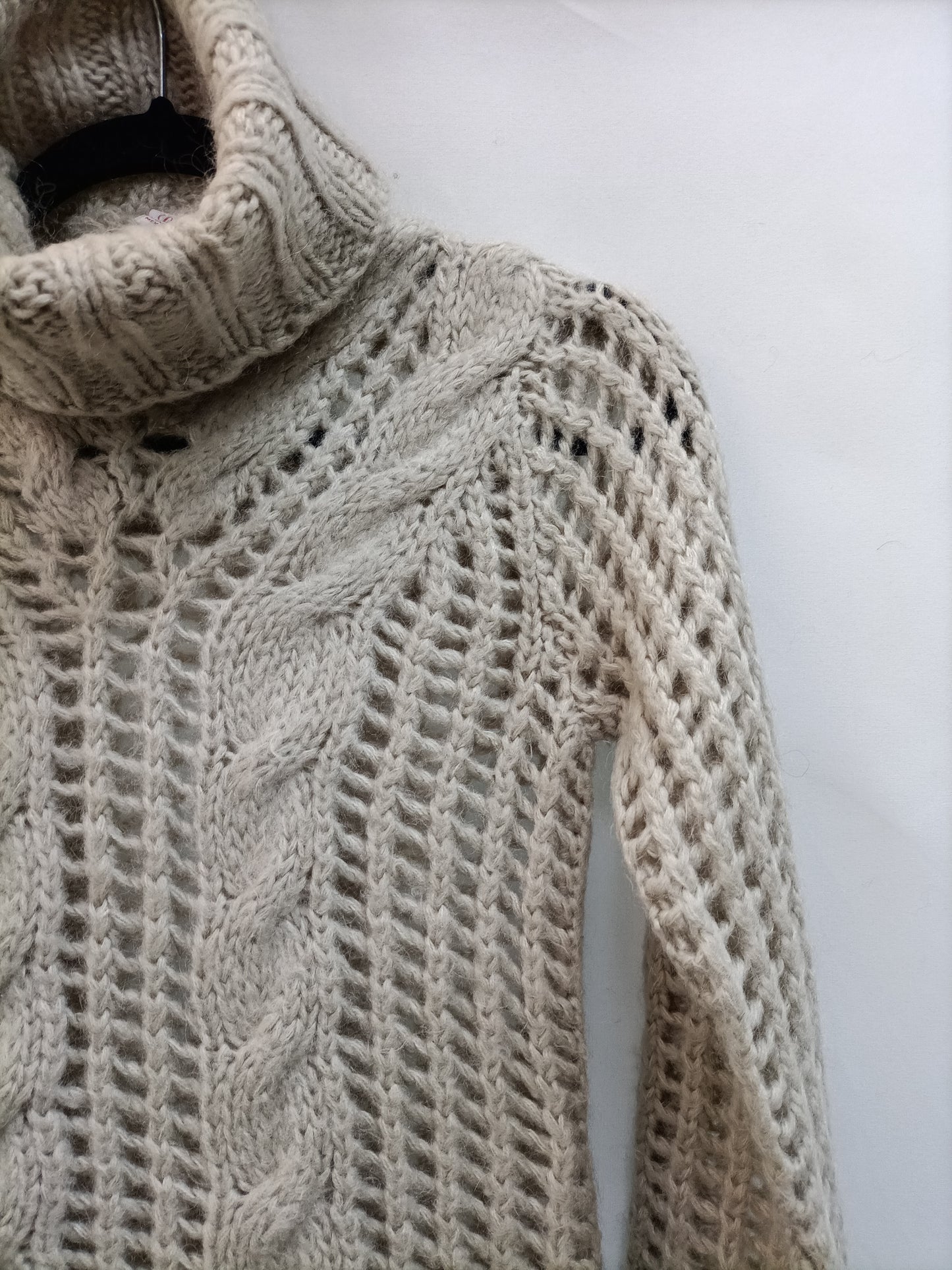 MANGO. Jersey beige troquelado T.s