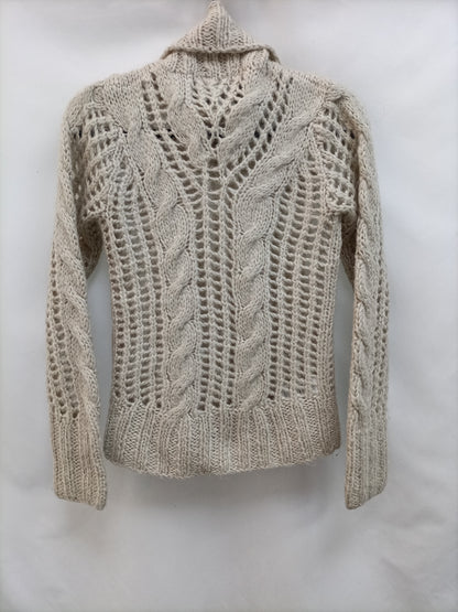 MANGO. Jersey beige troquelado T.s