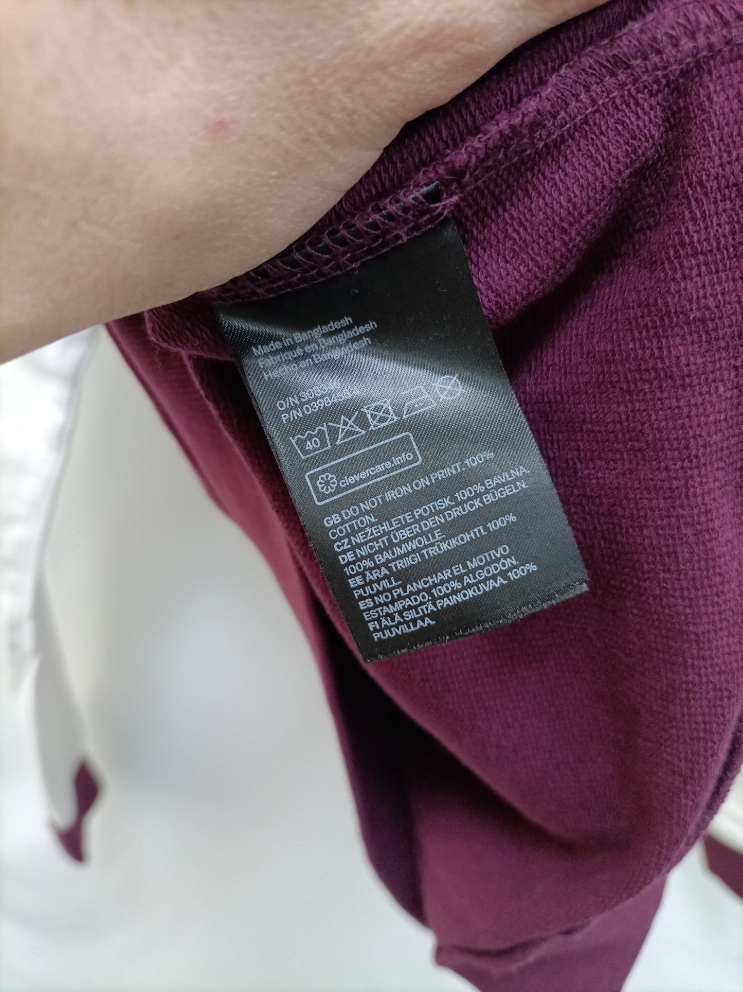 H&amp;M. Burgundy Ts sweatshirt