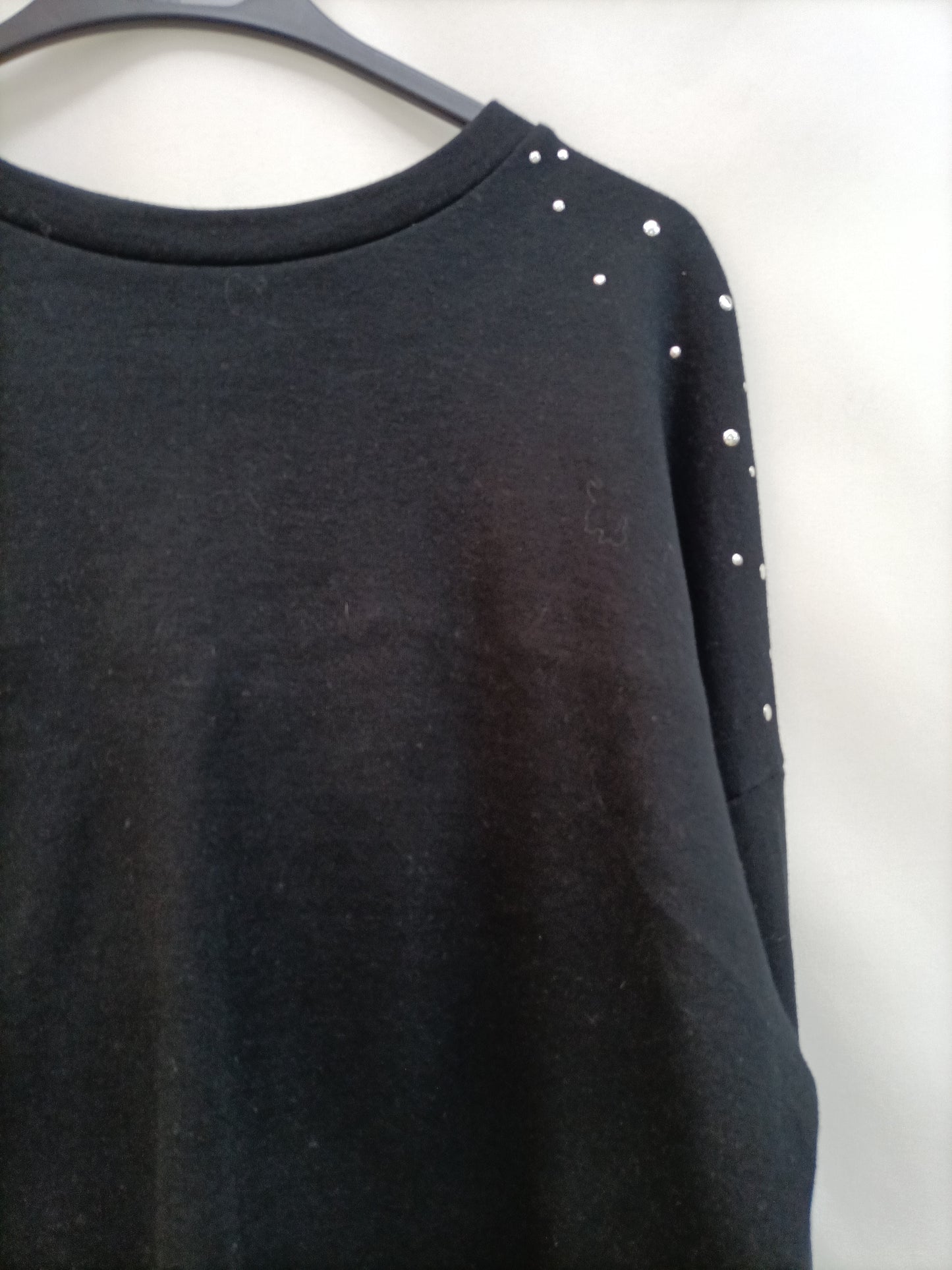 MANGO. Sudadera negra Flecos T.s