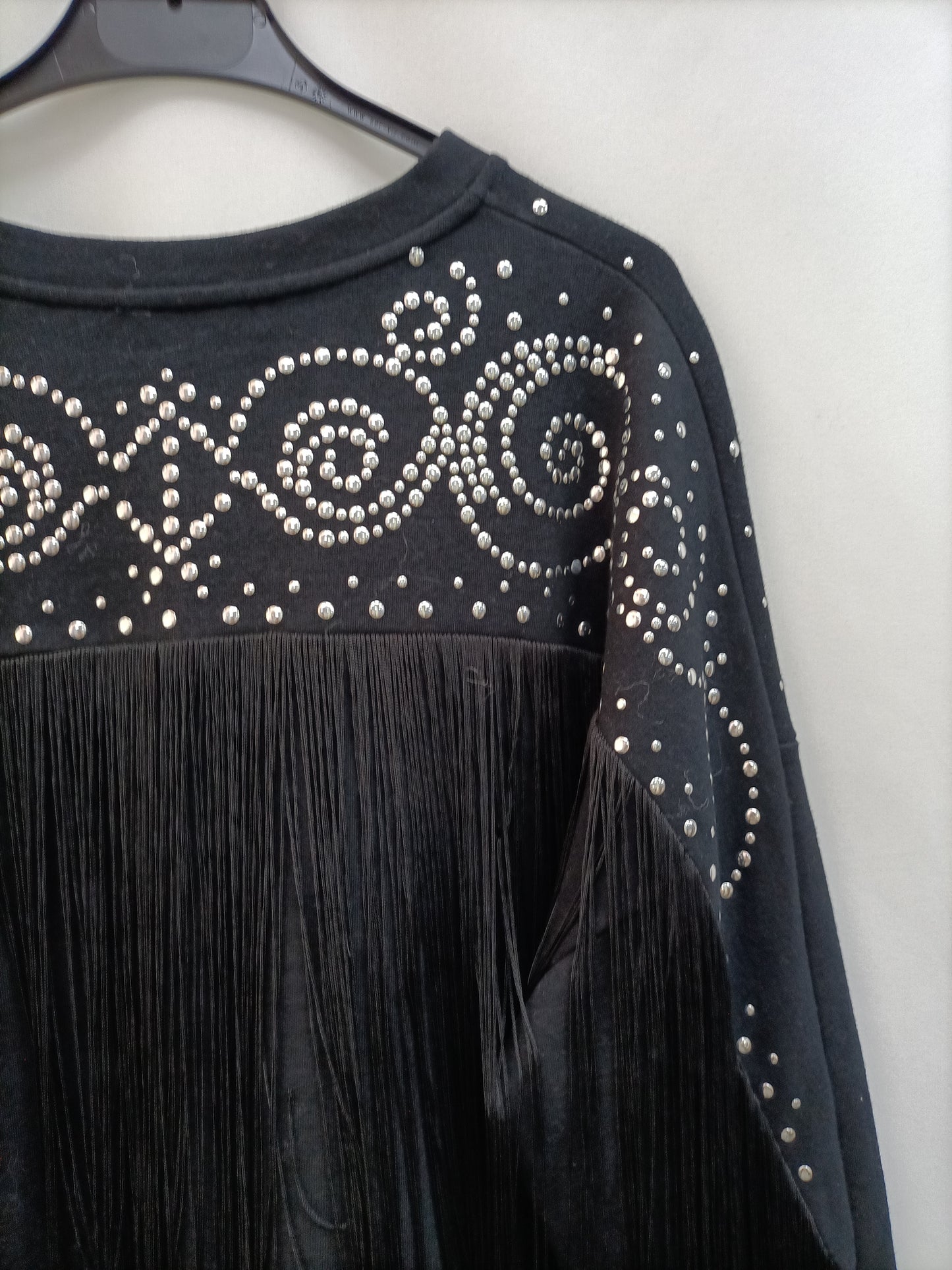 MANGO. Sudadera negra Flecos T.s