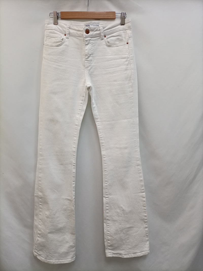ZARA. Pantalón blanco denim T.36 (tara)