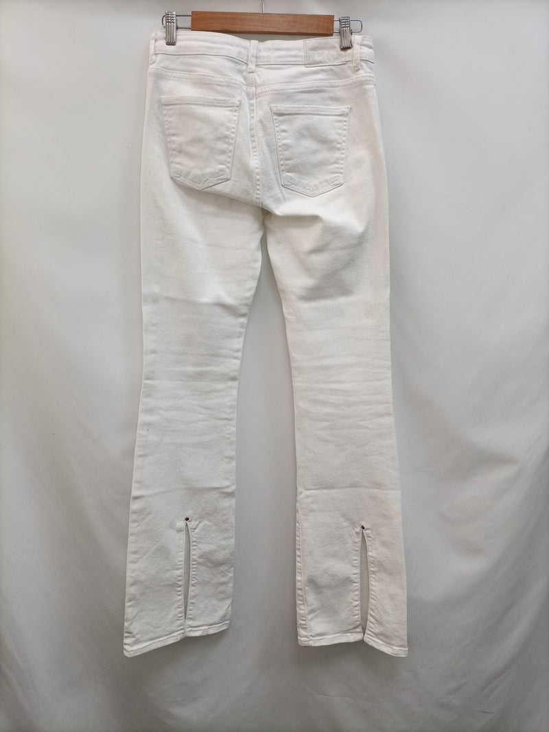 ZARA. Pantalón blanco denim T.36 (tara)