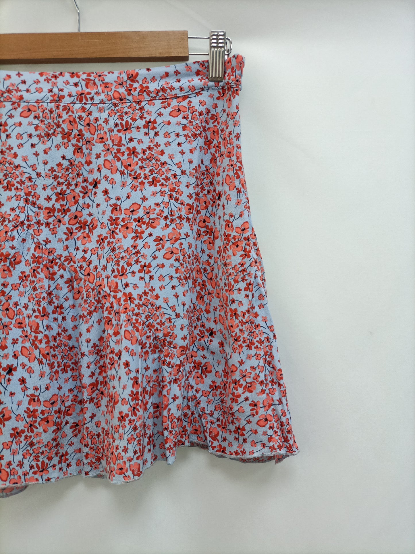 H&amp;M. Short floral skirt size 38