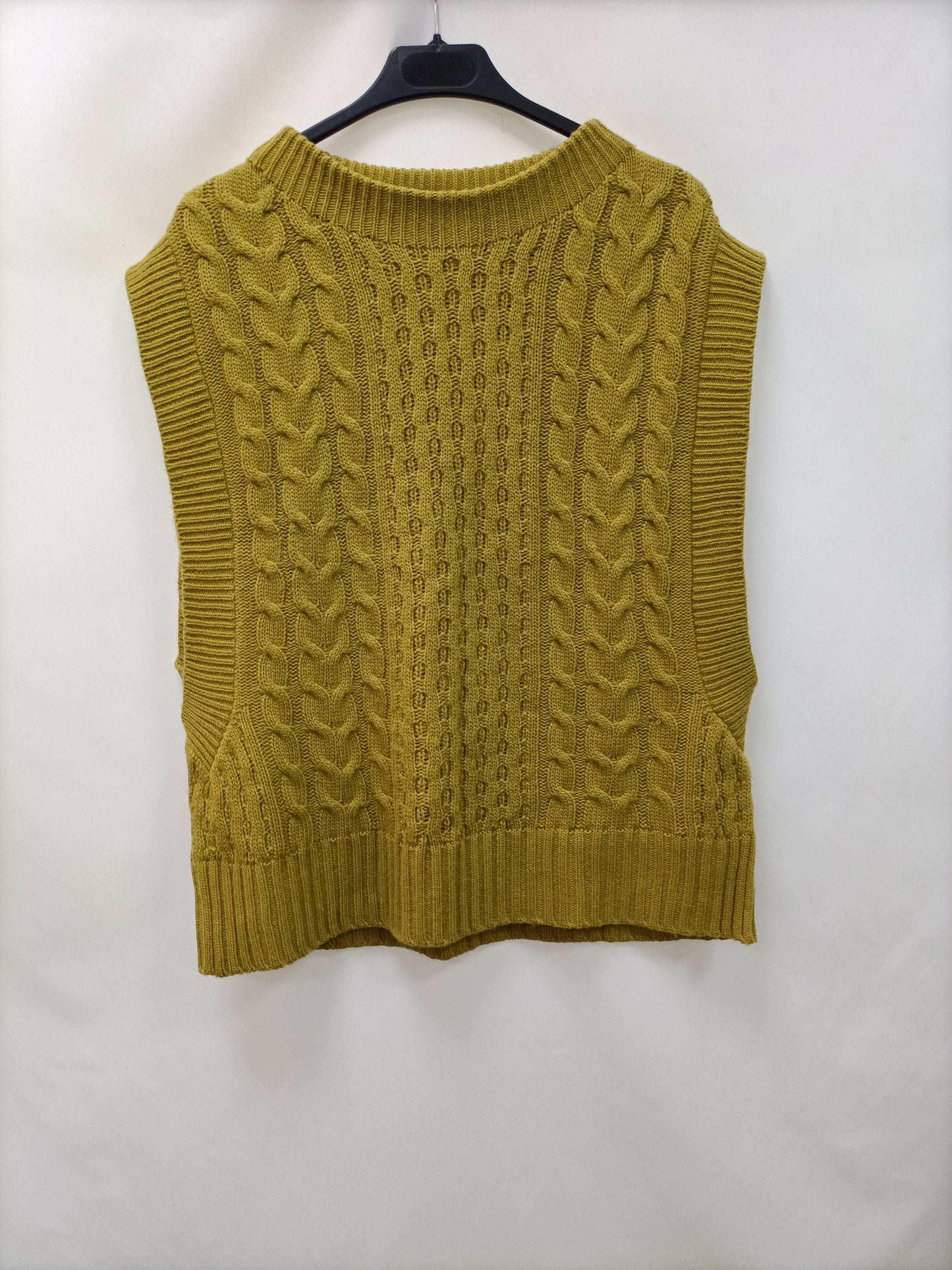 STRADIVARIUS. Chaleco mostaza ochos T.xs