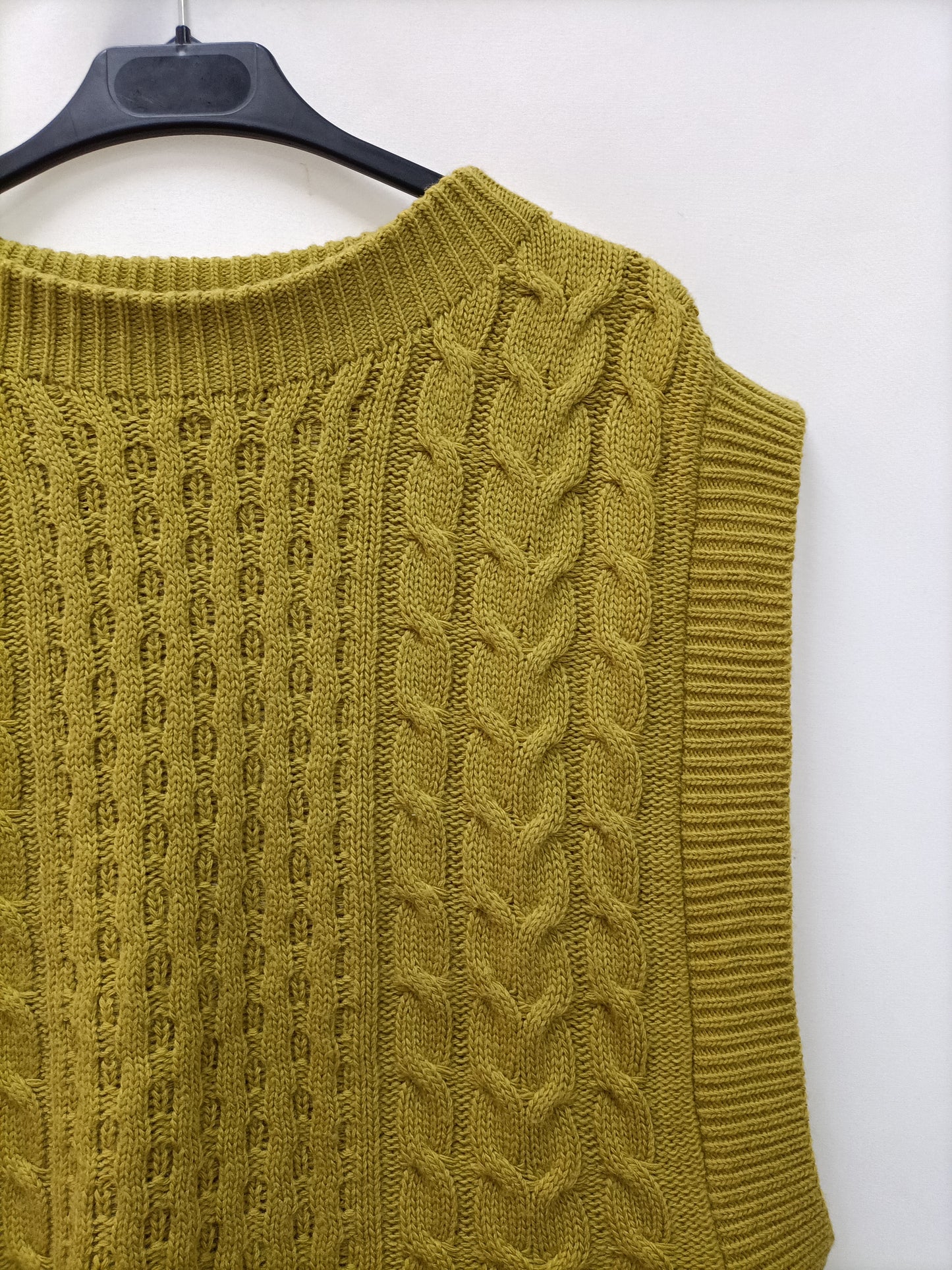 STRADIVARIUS. Chaleco mostaza ochos T.xs