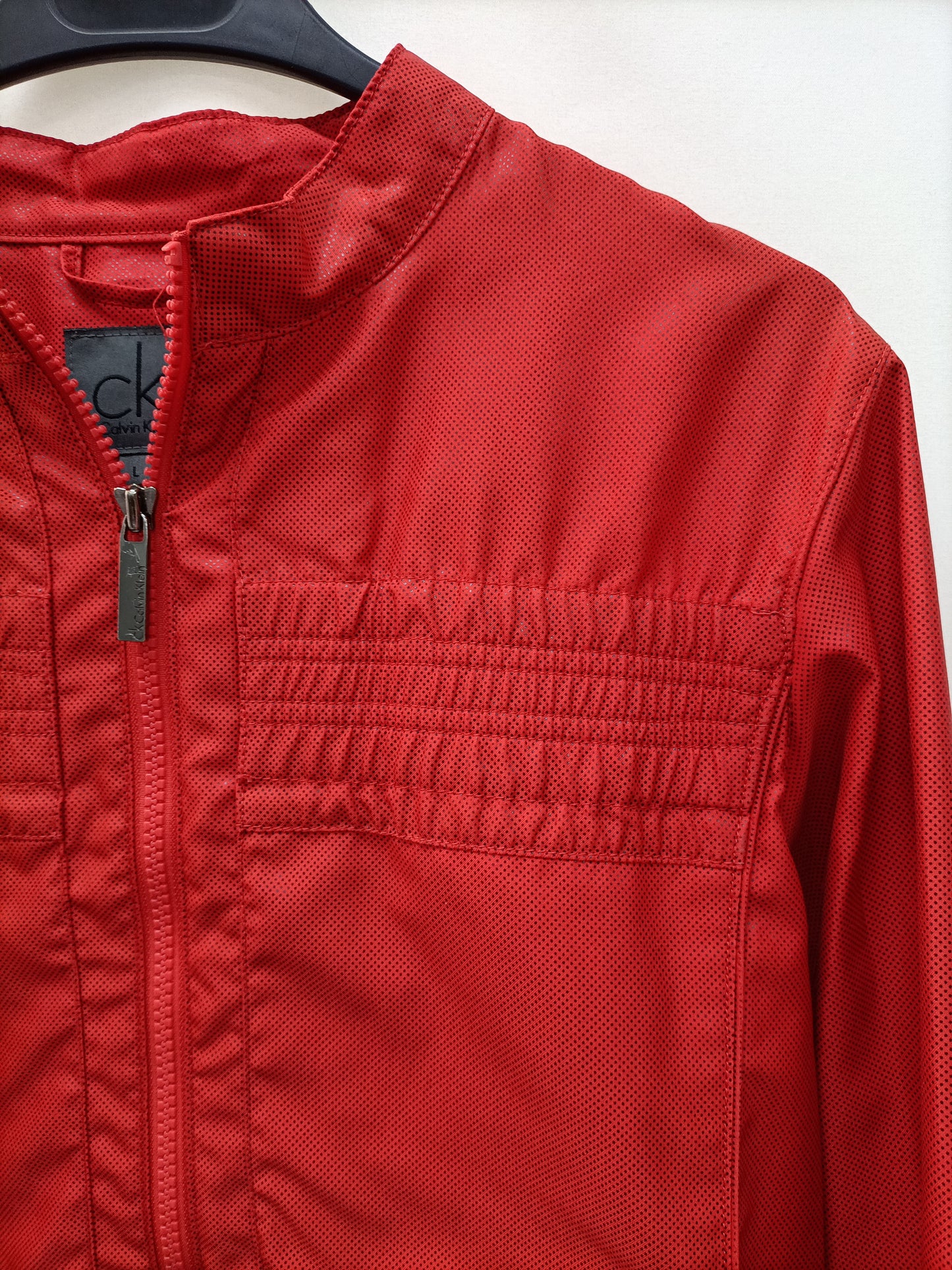 CALVIN KLEIN. Corta vientos rojo T.l